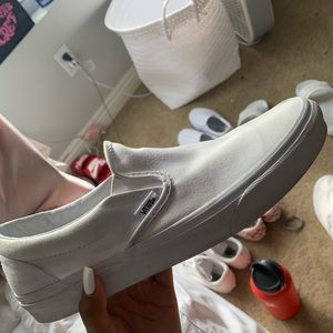 White slip on vans💘